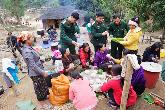 Chuẩn bị cho bữa cơm đoàn kết quân, dân.